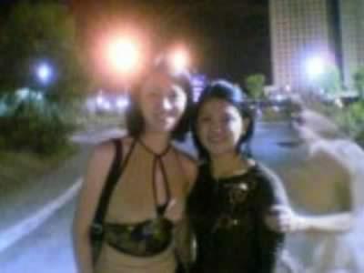 Photo de nuit de deux femmes, avec une forme floue et blanchâtre à côté d'elles