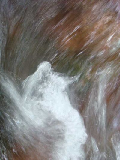 Peinture d'une silhouette blanche d'ondine dans des flots