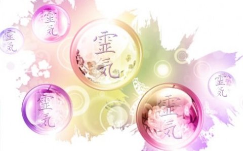 Idéogrammes japonais du mot reiki dans des bulles aux tons roses