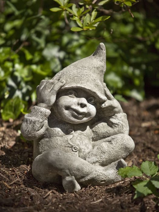 Statuette de lutin en pierre, souriant
