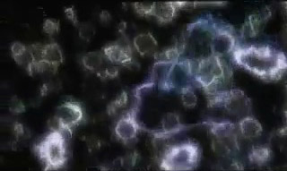 Filaments lumineux entrelacés évoquant des cordes quantiques